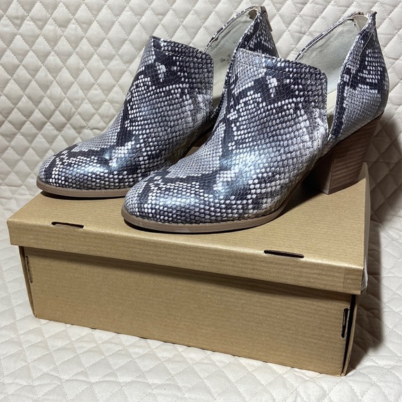 Carlos by Carlos Santana “Carmen” Bootie. Snake Print. Size 10M. Worn 1 time. - Picture 2 of 7